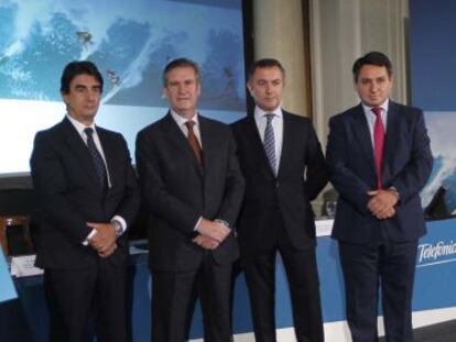 Desde la izquierda, el director territorial de la Zona Norte de Telefónica, Javier Zorrilla; el consejero Bernabé Unda, José Ángel Corres y Antonio Bengoa, en la inauguración de la jornada de Telefónica en Bilbao.
