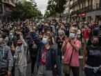 Vecinos de Vallecas, durante la manifestación en contra de los confinamientos, este domingo.