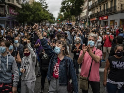 Residents of Vallecas during a protest against the confinement measures on Sunday.