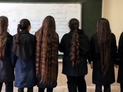 Jóvenes estudiantes en Irán se quitan el hiyab como forma de protesta.