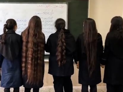 Jóvenes estudiantes en Irán se quitan el hiyab como forma de protesta.