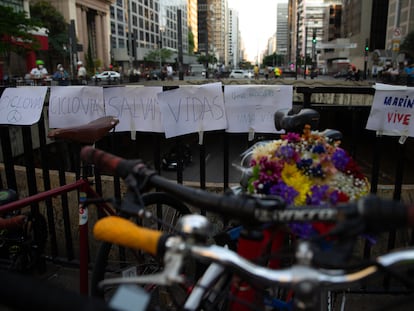 Manifestação de ciclistas homenageia Marina Harkot, atropelada e morta por José Maria da Costa Júnior, que fugiu sem prestar socorro.