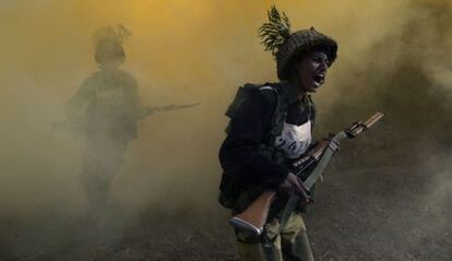 Mujeres de la Fuerza de Seguridad Fronteriza India, durante unas prácticas en el campo de entrenamiento de Hoshiarpur.