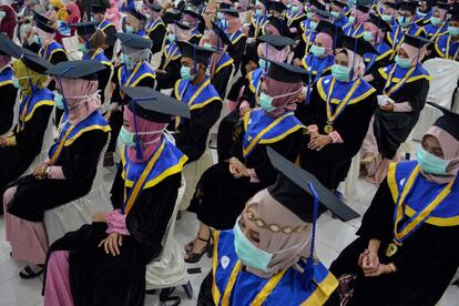 Estudiantes asisten a su graduación en una escuela de farmacia de Banda Aceh (Indonesia).