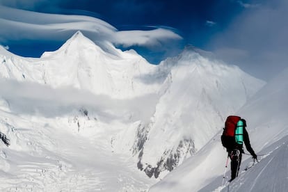 Un montañero emprende la ascensión del K2 desde el campo base.