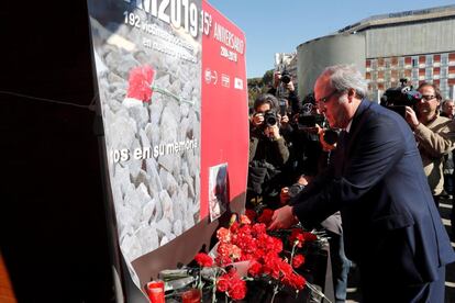  El candidato del PSOE a la Comunidad, Ángel Gabilondo, durante la ofrenda floral en la estación de Atocha.