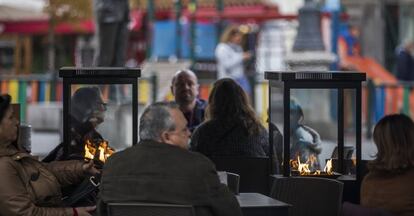 Estufas de gas en terrazas de bares en la Plaza Santa Ana de Madrid, en 2019.