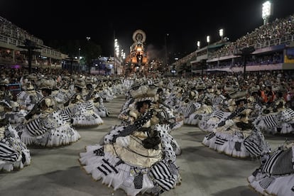 Desde que asumió las riendas de la ciudad en 2016, el obispo evangélico Marcelo Crivella dejó claro que no simpatizaba con el carnaval e impulsó un corte progresivo de la financiación pública a estos grupos, que pasaron de recibir dos millones de reales cada uno en 2017 a no contar con ningún apoyo este año. En la imagen, artistas del desfile de la escuela de samba Uniao da Ilha, durante las celebraciones del carnaval el lunes 24.