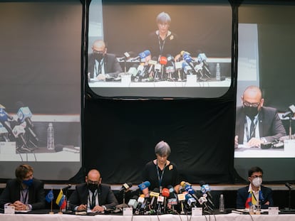 La jefa de la misión de observación de la Unión Europea, Isabel Santos (en el centro), presenta el informe en una rueda de prensa en Caracas, este martes.