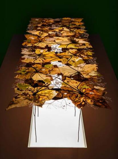 'Rambla senescense', de Paul Daly, creado con materiales orgánicos como hojas de hiedra, pequeñas raíces, metal, resina y luz