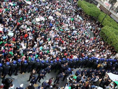 Manifestación de estudiantes contra la candidatura de Abdelaziz Buteflika a las presidenciales del 18 de abril, este martes en Argel.