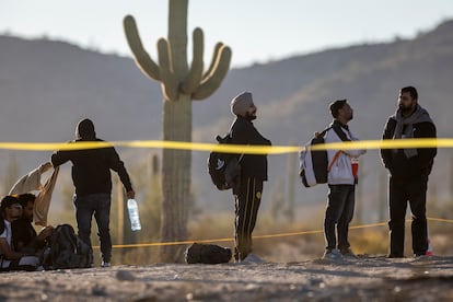 La gobernadora de Arizona, Katie Hobbs, y el su homólogo sonorense, Alfonso Durazo, han expresado su descontento ante la medida, argumentando que una acción como esta no aporta nada para solucionar la crisis migratoria. En la imagen, un grupo de migrantes espera junto al cruce fronterizo entre Sonoyta y Lukeville.