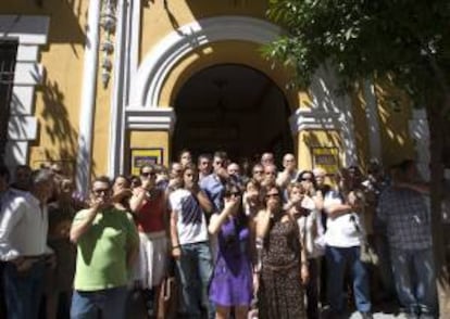 Un grupo de periodistas de las Ser y de otros medios de comunicación se han concentrado ante la sede de esta cadena radiofónica en Sevilla con motivo de la huelga que los empleados de esta empresa mantienen hoy, viernes 29 de julio de 2012, en toda España.