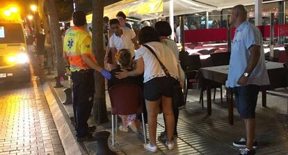 Una persona es atendida por los servicios de emergencia en Platja d'Aro.