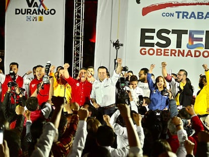 Integrantes de la coalición Va por México, durante un acto de campaña del candidato a la gobernatura de Durango Esteban Villegas.