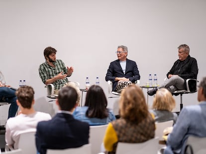 Virginia López, Lucas Vidal, Boris Izaguirre y Emilio Sagi conversan en un encuentro con suscriptores de EL PAÍS.