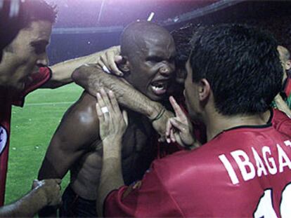 Eto&#39;o celebra unos de sus goles abrazado por sus compañeros, mientras Ibagaza le habla.