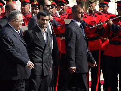 El presidente iraní, Mahmud Ahmadineyad (segundo por la izquierda), pasa revista a una guardia de honor acompañado del presidente iraquí, Yalal Talabani (primero por la izquierda), ayer en Bagdad.
