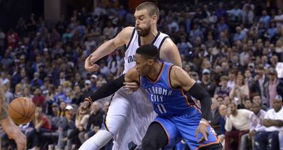  Russell Westbrook (0) intenta irse de Marc Gasol.