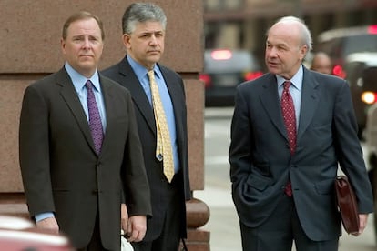 Jeff Skilling, ex directivo de Enron, junto a su abogado, Daniel Petrocelli, y al fundador de Enron Ken Lay, el 12 de Abril de 2006 de camino al juicio.