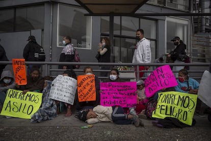 Migrantes se manifiestan con pancartas en el cruce fronterizo de San Ysidro el pasado viernes. La protesta para pedir asilo en EE UU se ha mantenido por varios días en el lugar.