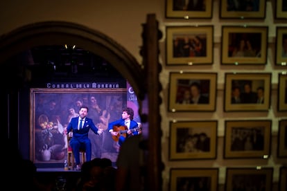 Un cantaor y un guitarrista participan en las pruebas selectivas del Festival Internacional del Cante de las Minas, en el Corral de la Morería, el 2 de julio de 2022 en Madrid, España.