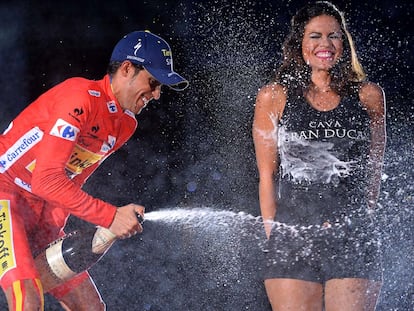 10 imágenes sexistas de azafatas en la Vuelta ciclista que no se repetirán