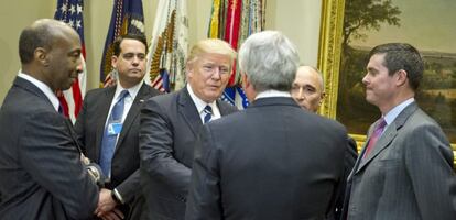 El presidente de EE UU, Donald Trump, recibiendo este martes a los representantes del sector farmac&eacute;utico en la Casa Blanca. 