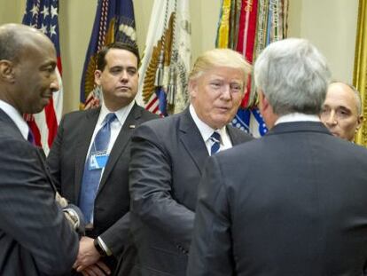 El presidente de EE UU, Donald Trump, recibiendo este martes a los representantes del sector farmac&eacute;utico en la Casa Blanca. 