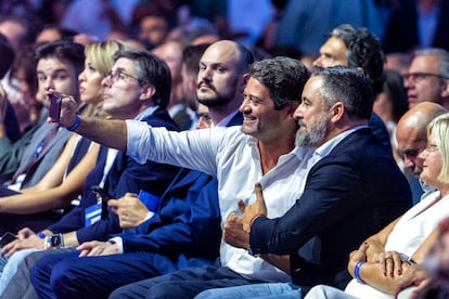 El líder de Chega!, el portugués André Ventura, se hace un selfie con su homólogo español, Santiago Abascal.