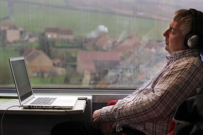 14:30PM - Un pasajero duerme en el TGV frente a su ordenador en el trayecto entre Valence y París