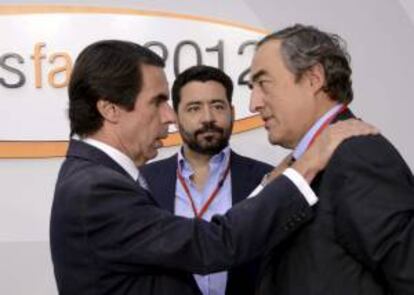 El expresidente del Gobierno espa?ol Jos Mara Aznar (i) saluda al presidente de la Confederacin Espa?ola de Organizaciones Empresariales (CEOE), Juan Rosell, antes de la conferencia de ste, esta tarde en el Campus de verano de la Fundacin para el Anlisis y los Estudios Sociales (Faes).