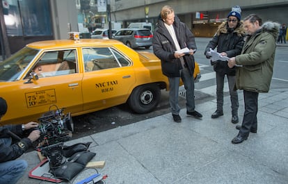 Toronto hace de Nueva York en la serie sobre la leyenda del hockey Borje Salming. En el rodaje, de izquierda a derecha, el actor Valter Skarsgard, el director Amir Chamdin y el actor Jason Priestly.