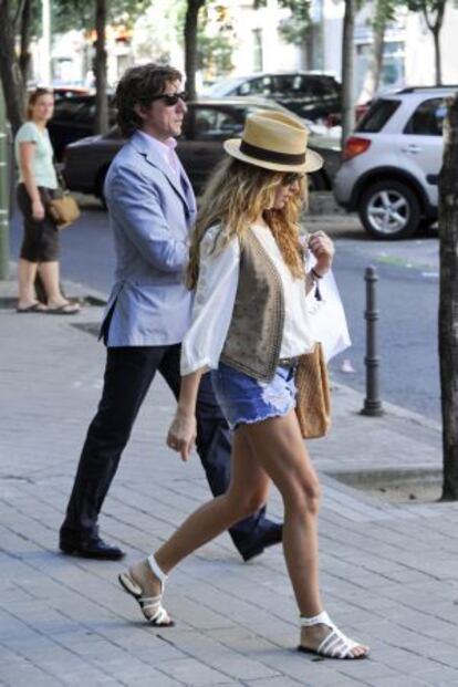 Nicolás Vallejo-Nágera y Paulina Rubio, paseando por Madrid, en julio del año pasado.