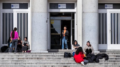 Estudiantes en la Universidad Complutense de Madrid.