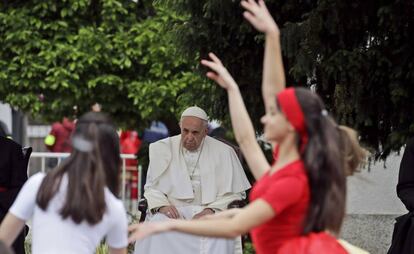 Dos bailarinas actúan para el Papa Francisco en un encuentro ecuménico e interreligioso con jóvenes, en el centro pastoral de Skopje, durante su visita a Macedonia del Norte, el 7 de mayo de 2019.