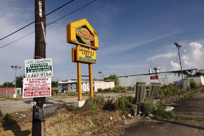 Un cartel de la franquicia Fried Chicken, permanece como único resto de la existencia de un local destruido durante el Katrina.