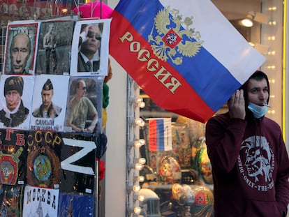 Camisetas con fotos del presidente ruso Vladimir Putin en una tienda de recuerdos en Moscú (Rusia), en marzo de 2022.