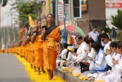 Peregrinación budista en Bangkok en la que los monjes recorrerán 422,6 kilómetros a lo largo de nueve provincias tailandesas para rendir homenaje a Buda.