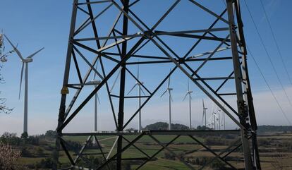 Aerogeneradors al parc eòlic de la serra del Tallat, a Tarragona.