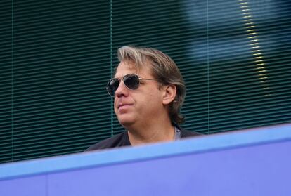 El nuevo dueño del Chelsea, Todd Boehly, observa el partido del equipo frente al Wolverhampton en Stamford Bridge.