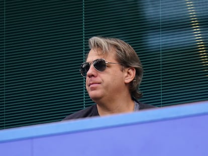 El nuevo dueño del Chelsea, Todd Boehly, observa el partido del equipo frente al Wolverhampton en Stamford Bridge.