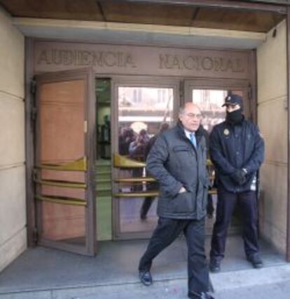 El ex presidente de la CEOE, Gerardo D&iacute;az Ferr&aacute;n, saliendo de la Audiencia Nacional.