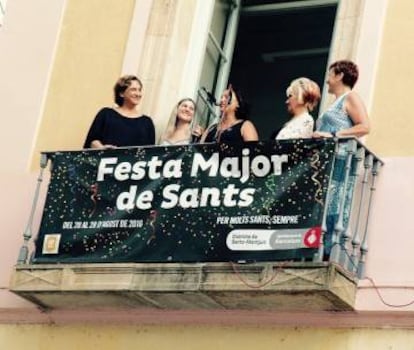 L'alcaldessa Ada Colau escolta el pregó de Merche Mar a la Festa Major de Sants.