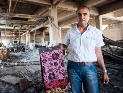 El empresario sirio Mohamed Hayani muestra su f&aacute;brica en Alepo, destrozada por los combates en agosto