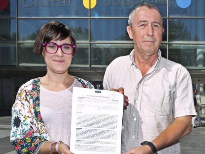 Los diputados de A la valenciana Marta Sorl&iacute; y Joan Baldov&iacute; con la denuncia que presentan a fiscal&iacute;a. 