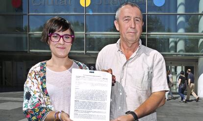 Los diputados de A la valenciana Marta Sorlí y Joan Baldoví con la denuncia que presentan a fiscalía.