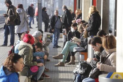 Viajeros de Rodalies afectados por la avería.