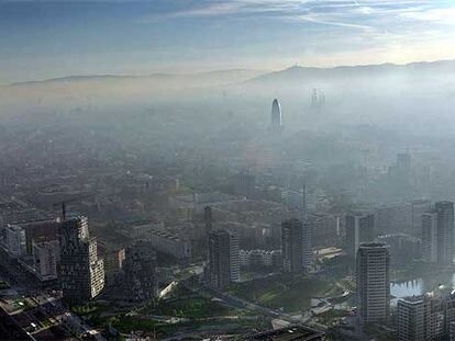 Vista de Barcelona en mayo de 2005 cubierta por la contaminación.