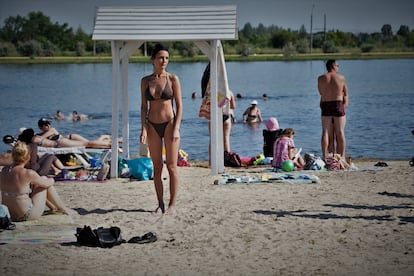 Bañistas en un lago de Sloviansk (región de Donetsk).